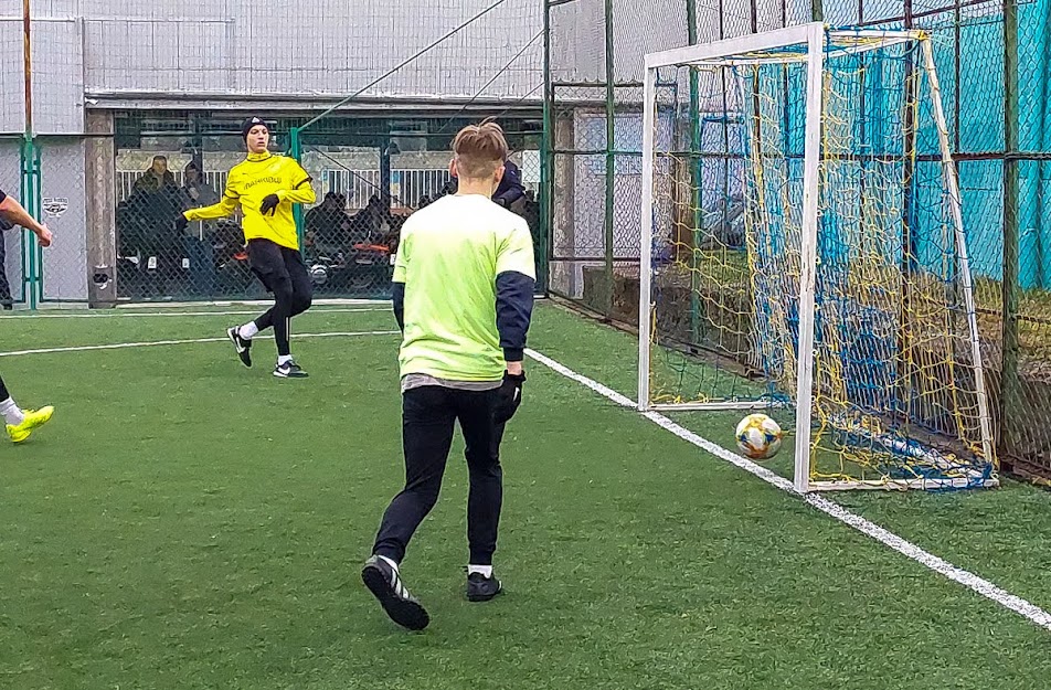 Group of people playing mini football Группа людей играющих в мини-футбол