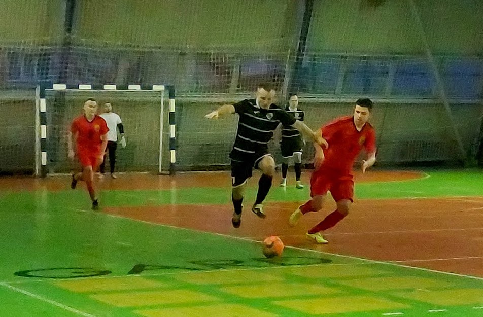 Group of people playing mini football Группа людей играющих в мини-футбол