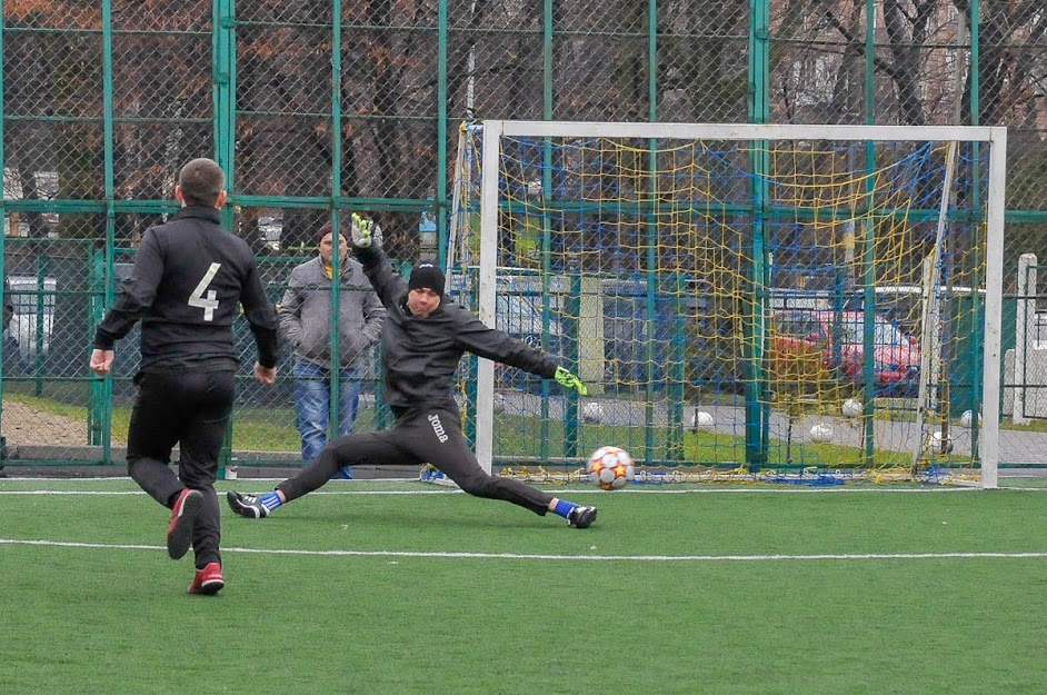 Group of people playing mini football Группа людей играющих в мини-футбол