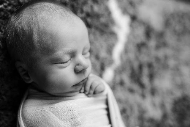 Photographer Captures Heart-Rending Last Moments Of Baby Twins Short Life