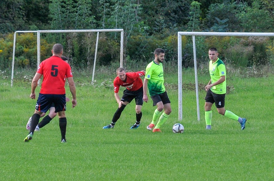 Group of people playing mini football Группа людей играющих в мини-футбол