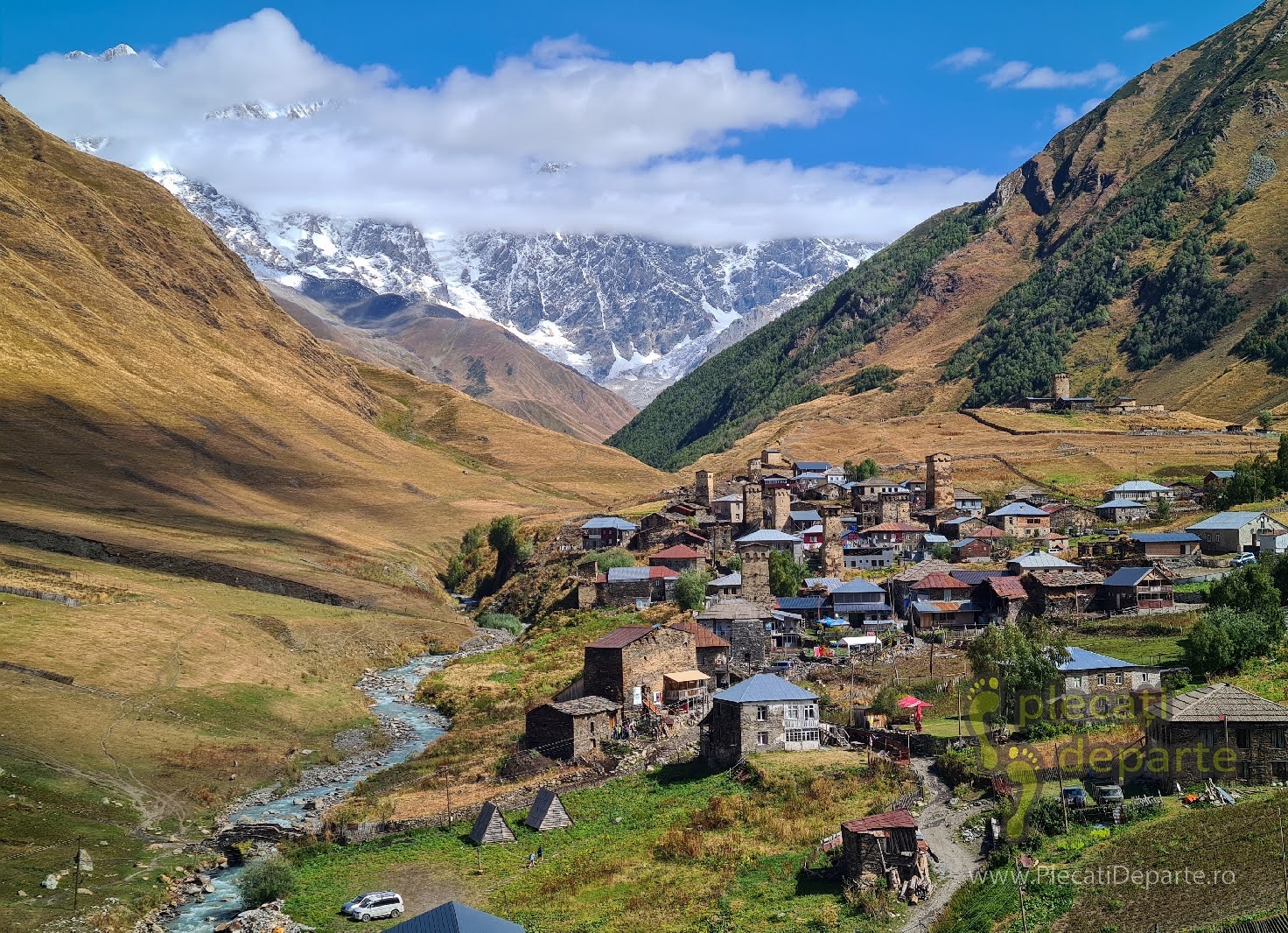 sat ushguli regiunea svaneti muntii caucaz georgia