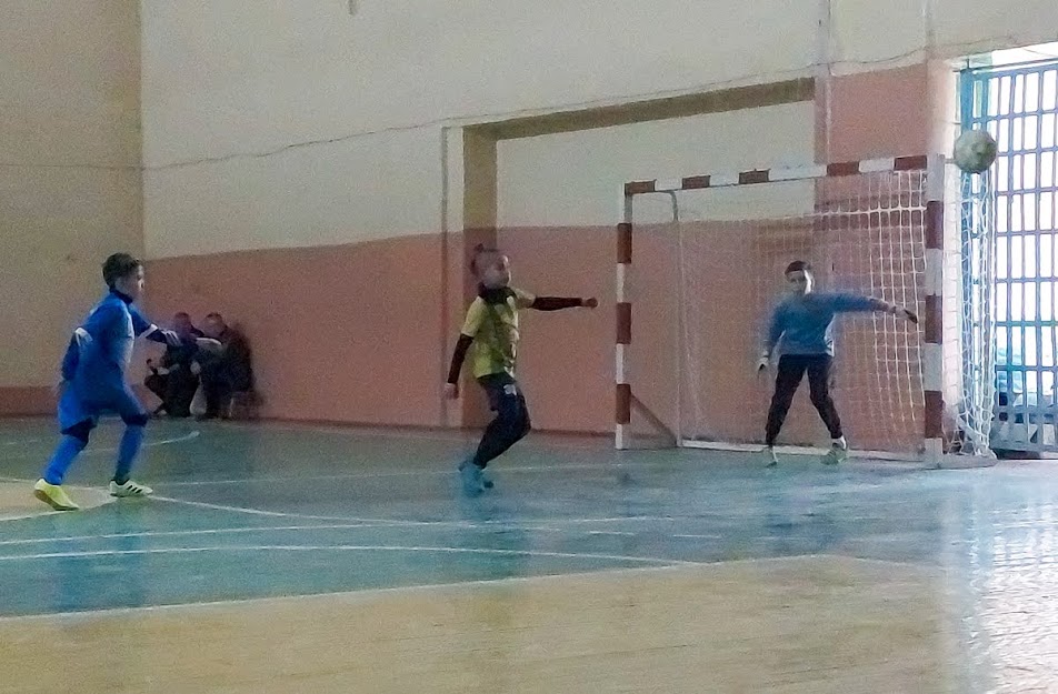 Group of people playing mini football Группа людей играющих в мини-футбол