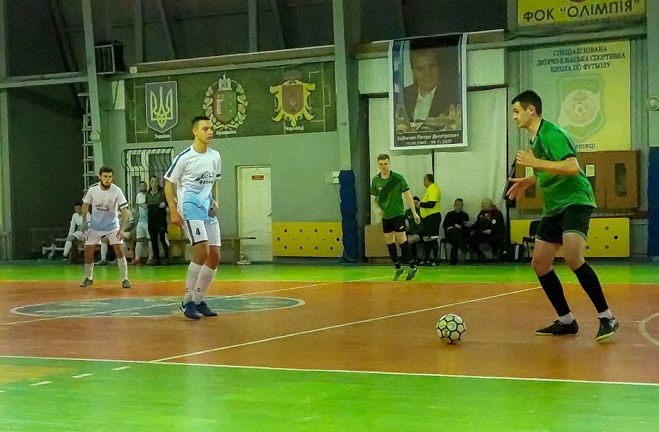 Group of people playing mini football Группа людей играющих в мини-футбол