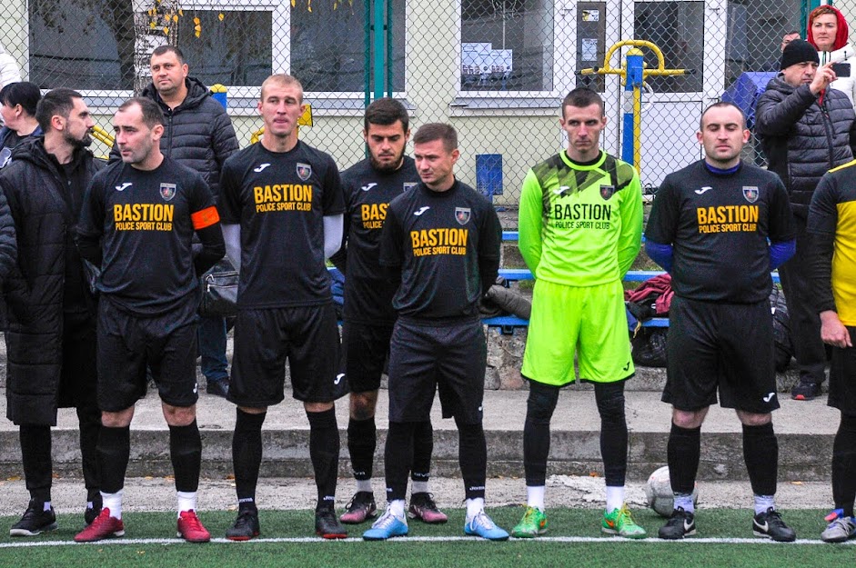 Group of people playing mini football Группа людей играющих в мини-футбол