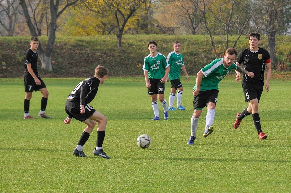 Group of people playing mini football Группа людей играющих в мини-футбол