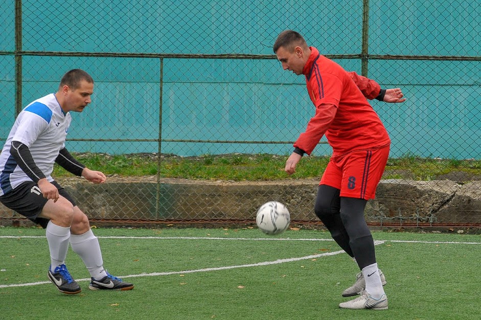 Group of people playing mini football Группа людей играющих в мини-футбол