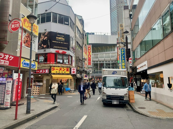 ラーメン王のある道玄坂飲食街の路地風景