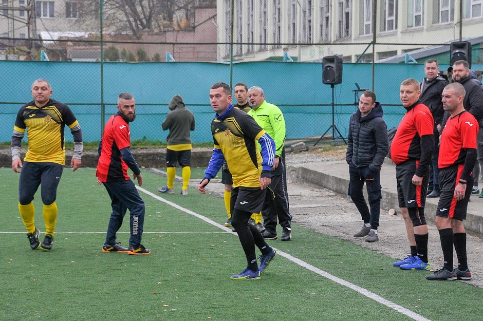 Group of people playing mini football Группа людей играющих в мини-футбол