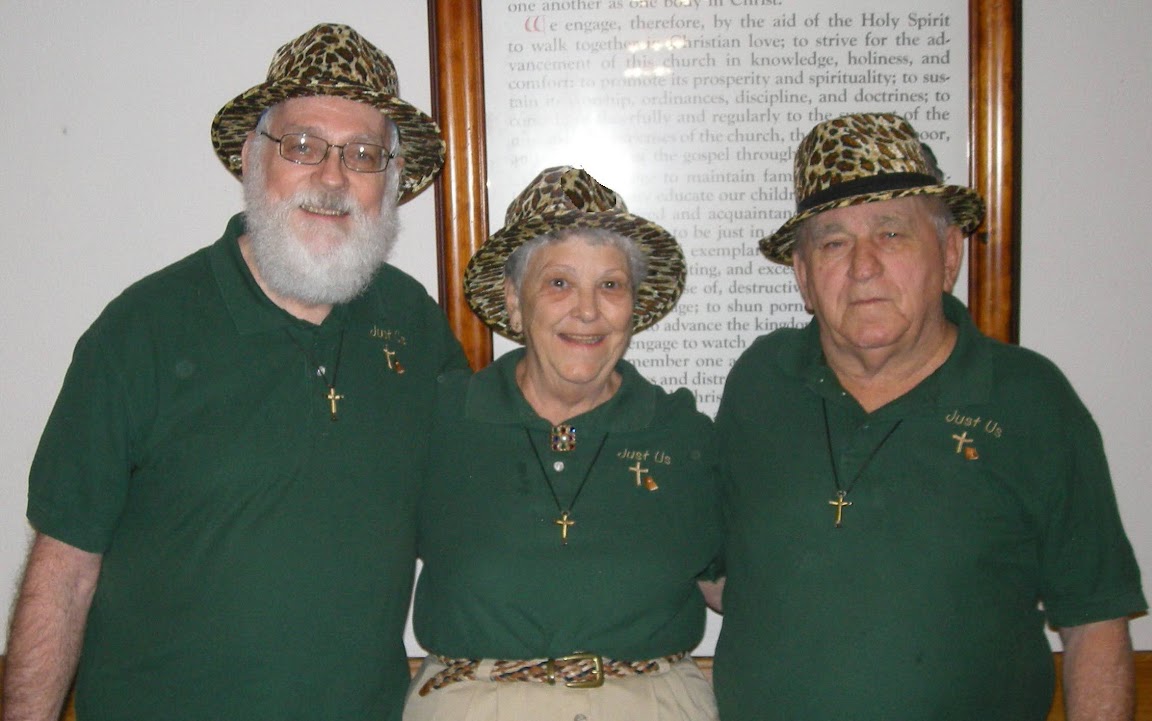 A group of people posing for a photo

Description automatically generated with medium confidence