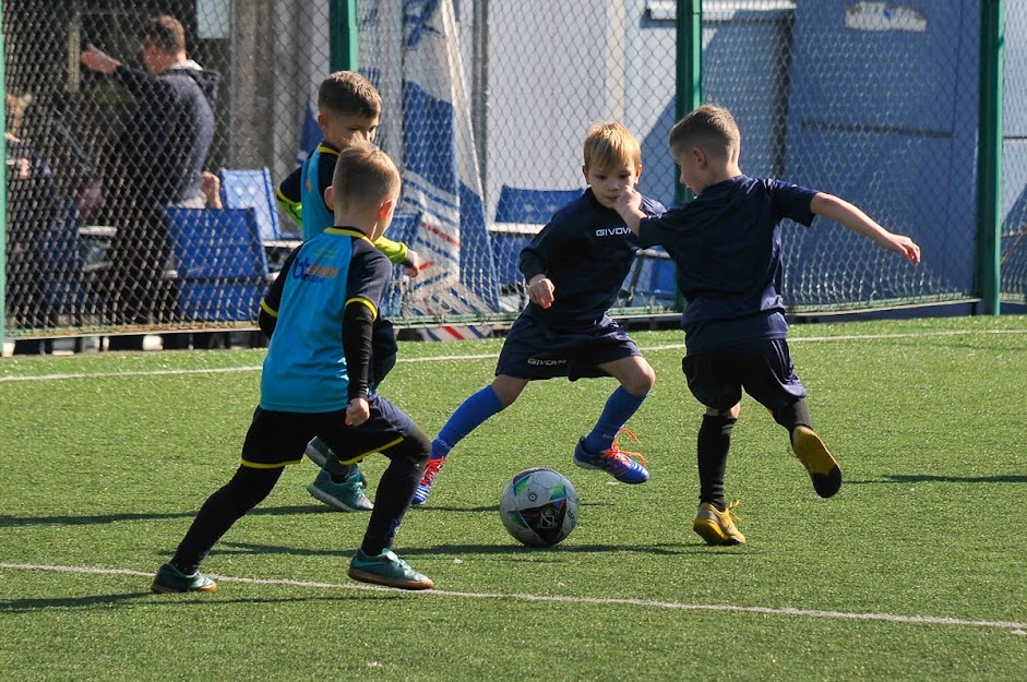 Group of people playing mini football Группа людей играющих в мини-футбол