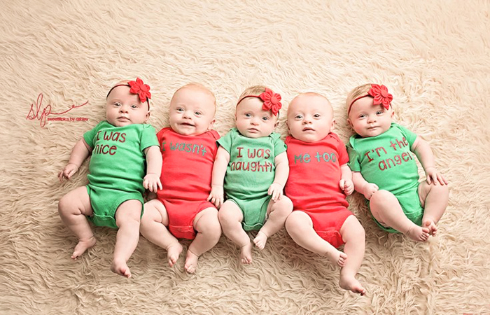 Couple Who Welcomed Quintuplets After Fertility Struggles Have Adorable Christmas Photo Shoot