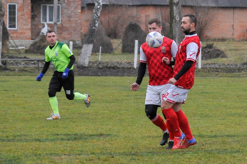 Group of people playing mini football Группа людей играющих в мини-футбол