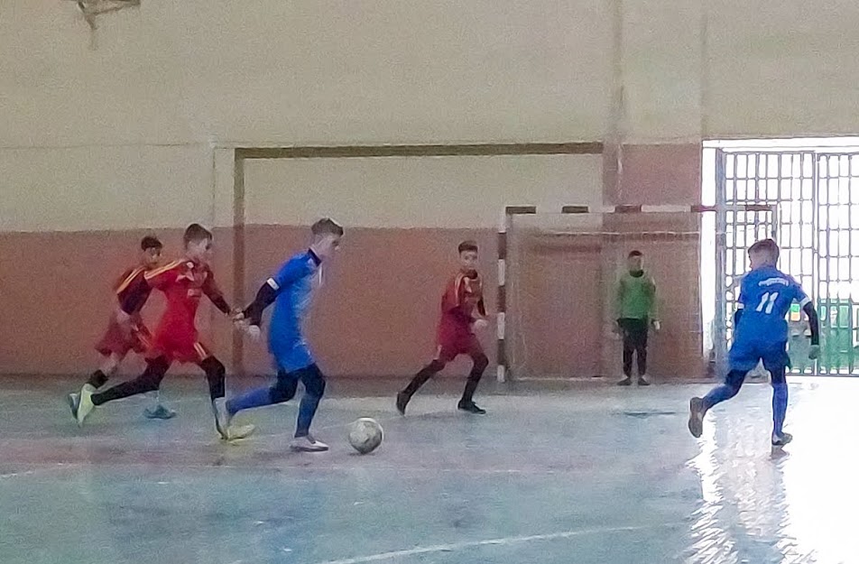 Group of people playing mini football Группа людей играющих в мини-футбол