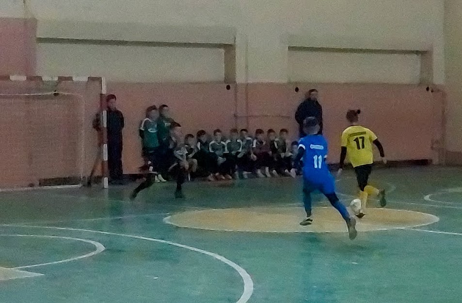 Group of people playing mini football Группа людей играющих в мини-футбол