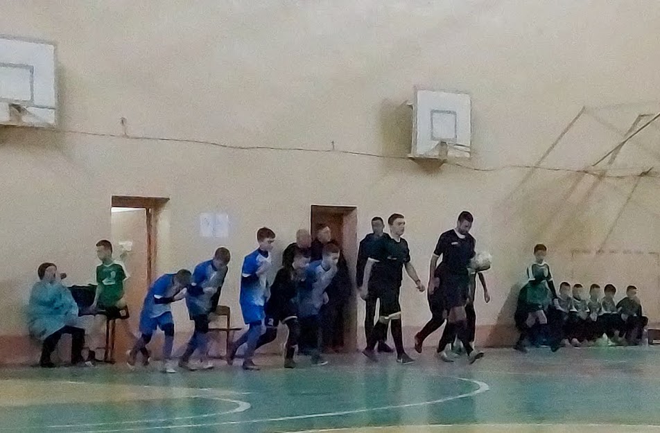 Group of people playing mini football Группа людей играющих в мини-футбол