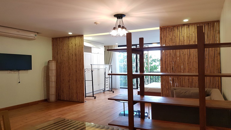 Balcony studio apartment with lake – view in Au Co street, Tay Ho district for rent