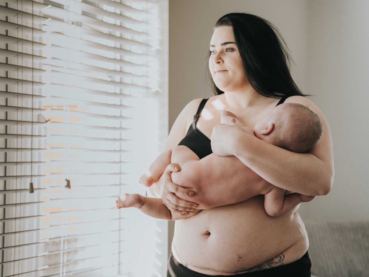 Photographer Rejoices Mothers’ Stretch Marks, Scars In Gorgeous Gold Dust Project