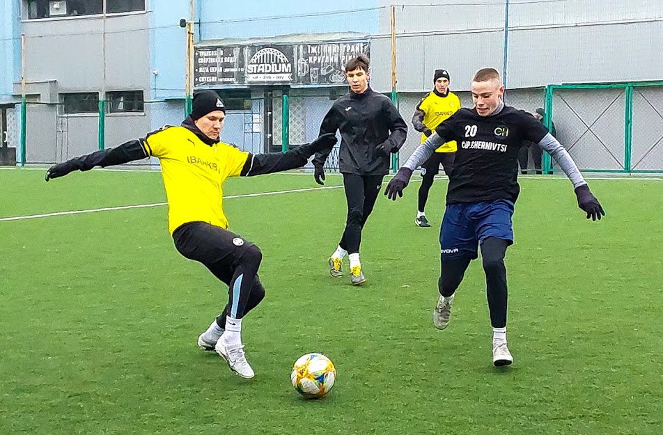 Group of people playing mini football Группа людей играющих в мини-футбол