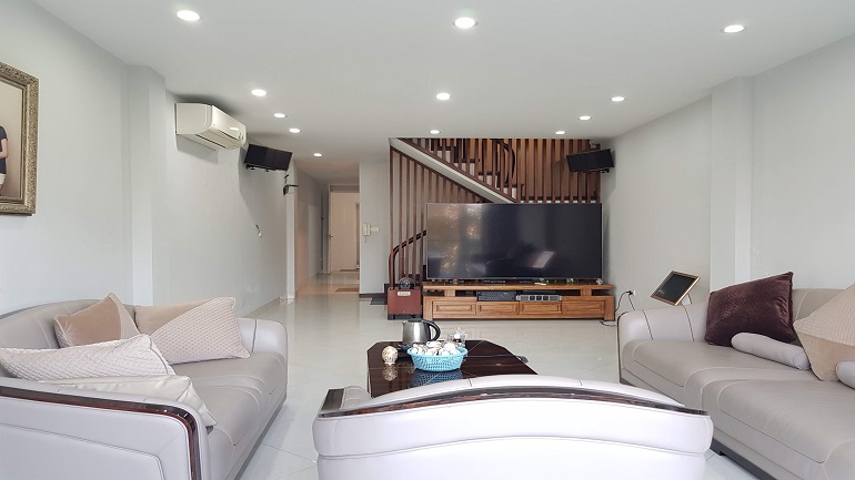 Lake – view 3 bedroom triplex apartment with big balcony in Nhat Chieu street, Tay Ho district for rent