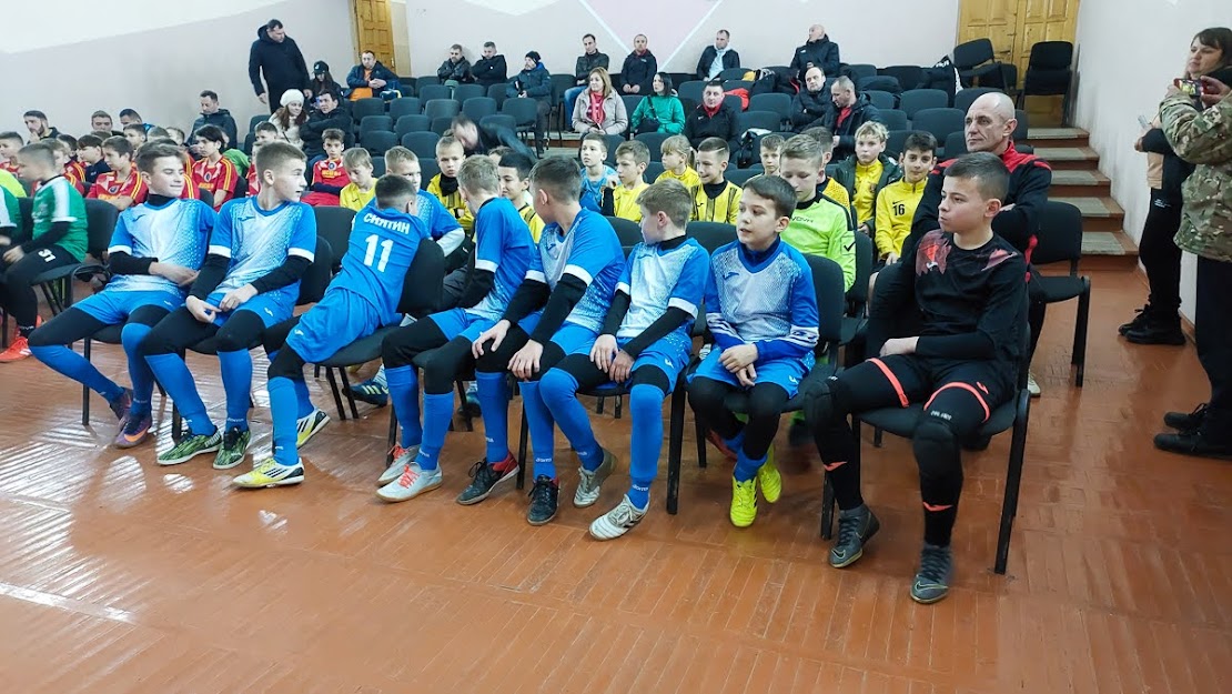 Group of people playing mini football Группа людей играющих в мини-футбол