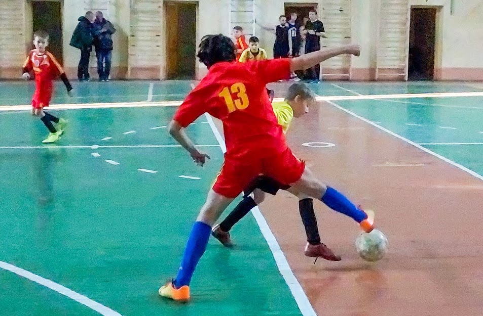 Group of people playing mini football Группа людей играющих в мини-футбол