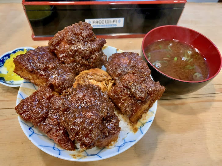 味噌カツ丼。味噌汁付き。