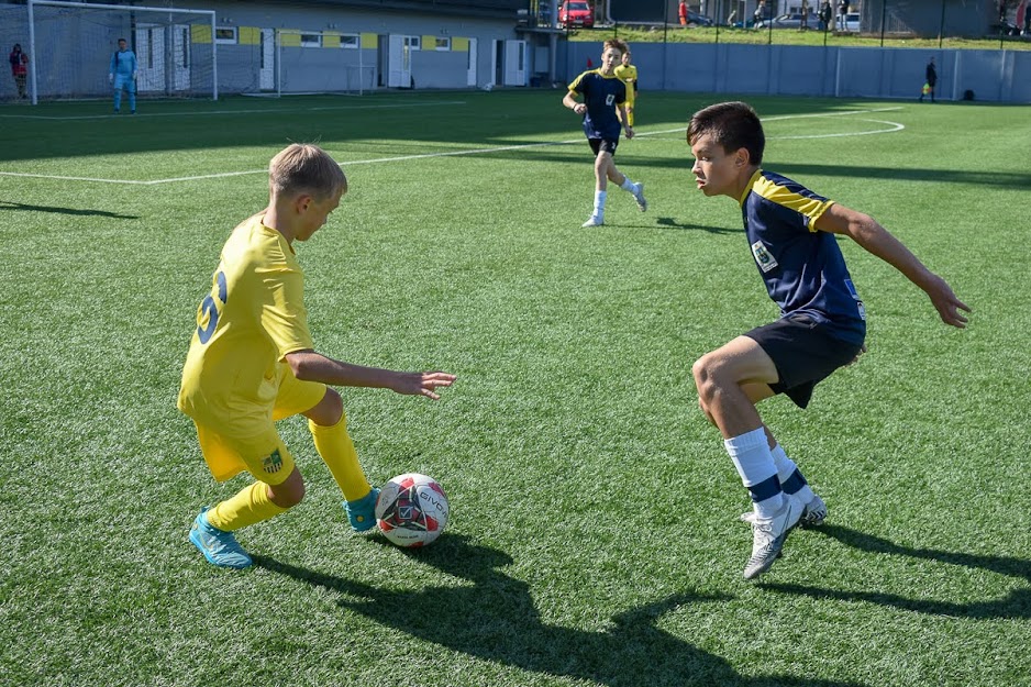 Group of people playing mini football Группа людей играющих в мини-футбол