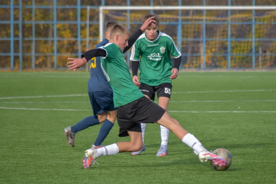 Group of people playing mini football Группа людей играющих в мини-футбол