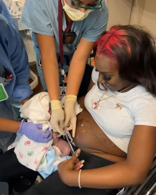 'Supermom' Gives Birth While Standing in Hospital Corridor