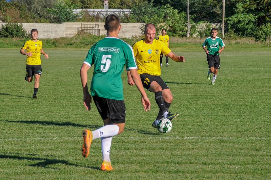 Group of people playing mini football Группа людей играющих в мини-футбол