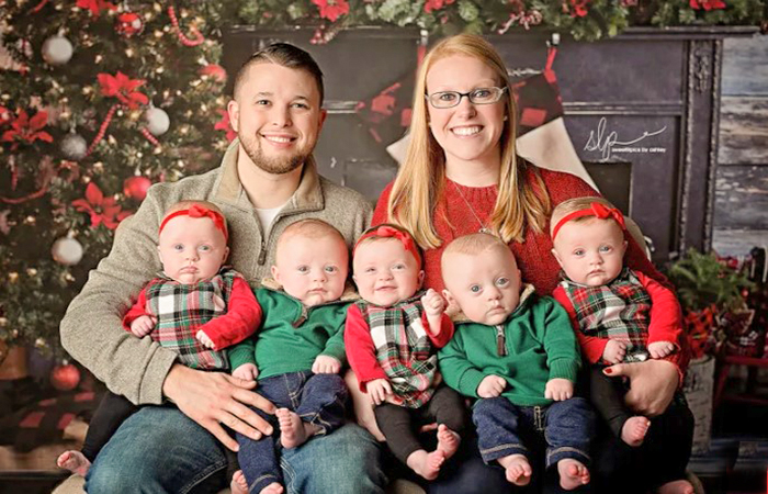 Couple Who Welcomed Quintuplets After Fertility Struggles Have Adorable Christmas Photo Shoot