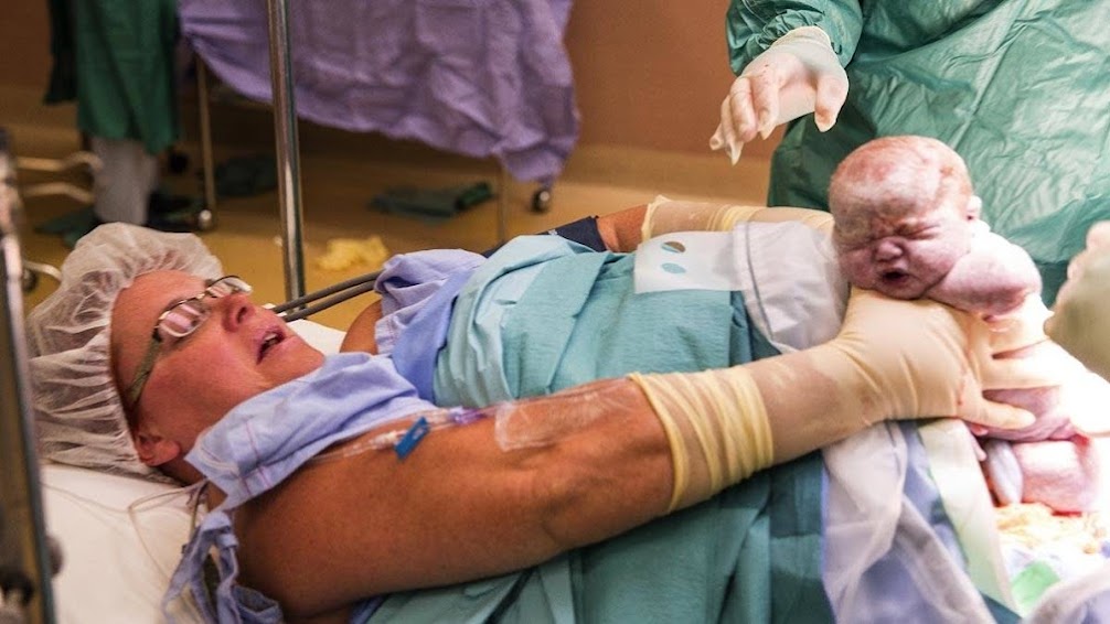 15 Incredible and Powerful Photos Of Moms 'Delivering' Their Own Babies