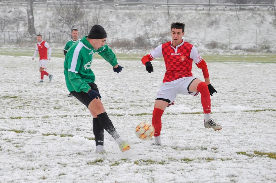 Group of people playing mini football Группа людей играющих в мини-футбол