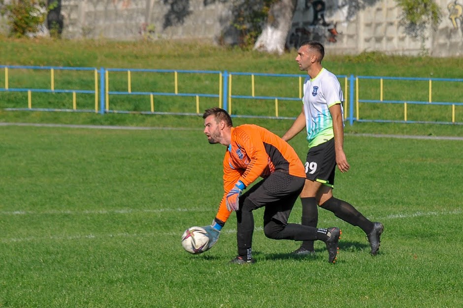 Group of people playing mini football Группа людей играющих в мини-футбол