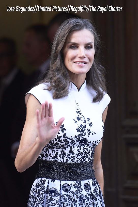 It seems it was the week for Queen Letizia to raid her 2017 closet. Yesterday she brought her gorgeous Felipe Varela number from The 2017 Princess of Asturias awards back.