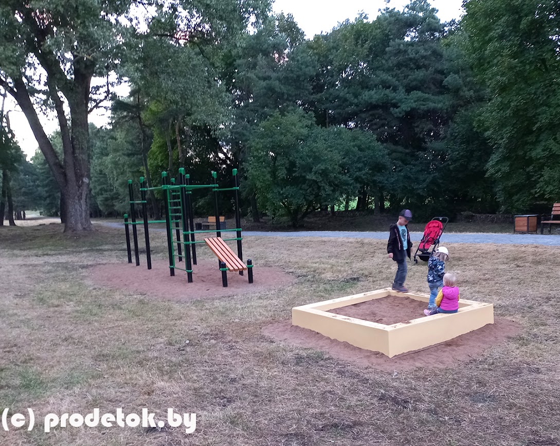 Показываем новую детскую площадку в Парке дружбы народов, которую подготовили ко Дню города