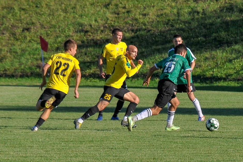 Group of people playing mini football Группа людей играющих в мини-футбол