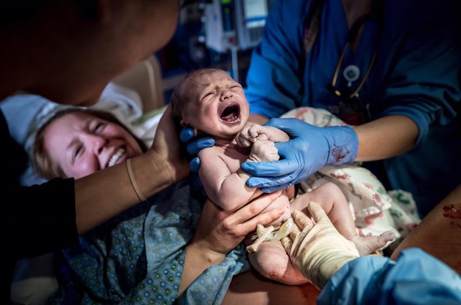 15 Incredible and Powerful Photos Of Moms 'Delivering' Their Own Babies