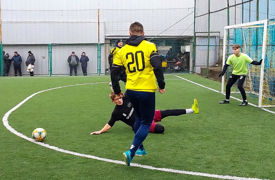 Group of people playing mini football Группа людей играющих в мини-футбол