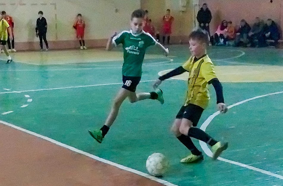 Group of people playing mini football Группа людей играющих в мини-футбол