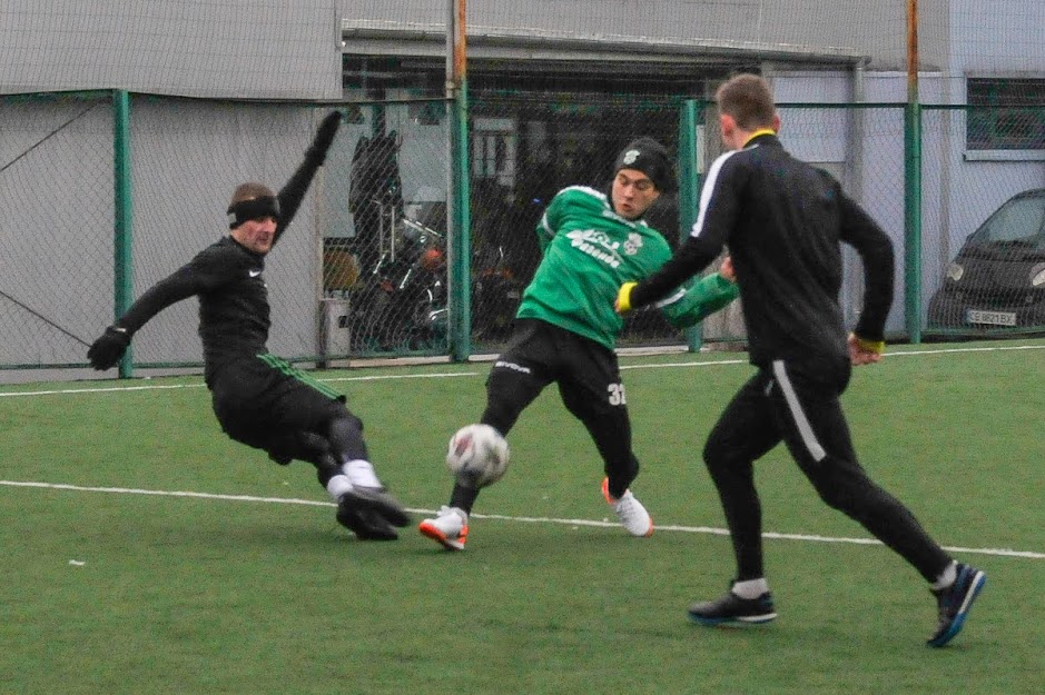 Group of people playing mini football Группа людей играющих в мини-футбол