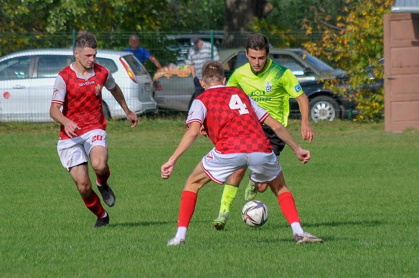 Group of people playing mini football Группа людей играющих в мини-футбол