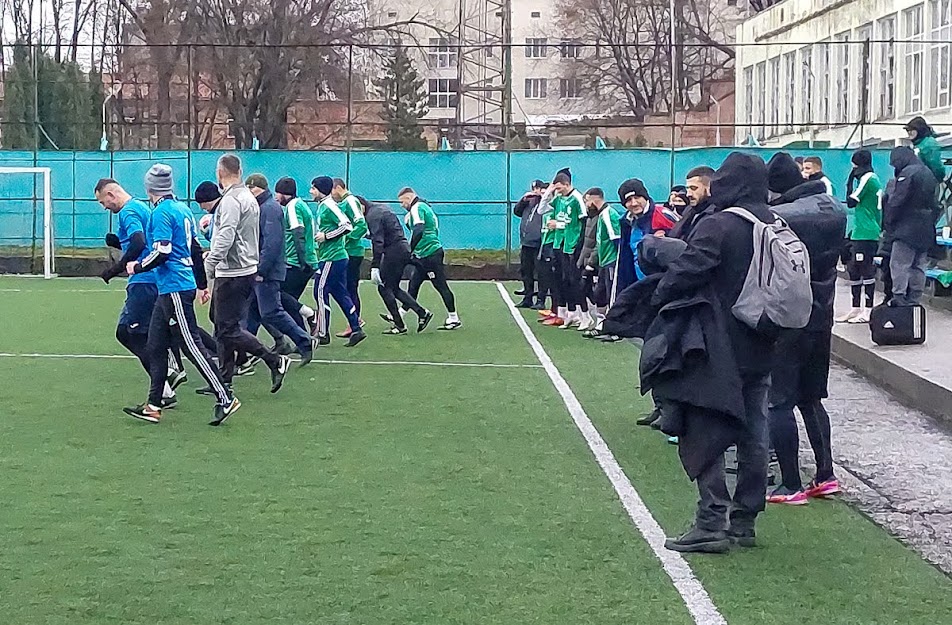 Group of people playing mini football Группа людей играющих в мини-футбол