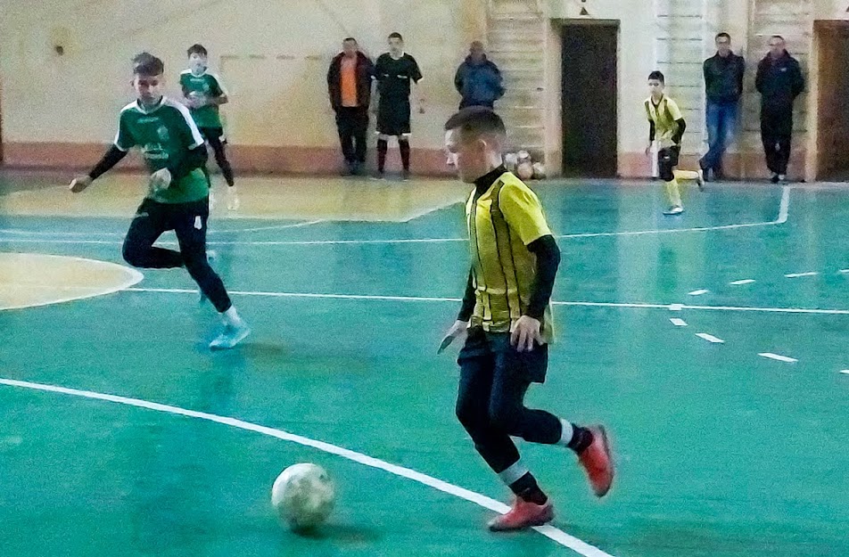 Group of people playing mini football Группа людей играющих в мини-футбол