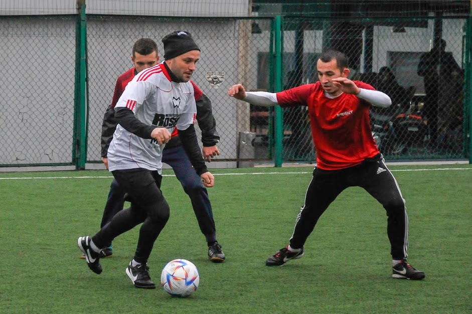 Group of people playing mini football Группа людей играющих в мини-футбол