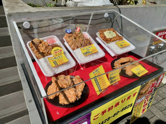 店頭のお弁当サンプル。唐揚げが大きい。