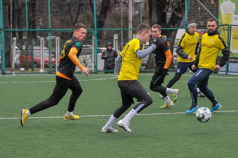 Group of people playing mini football Группа людей играющих в мини-футбол