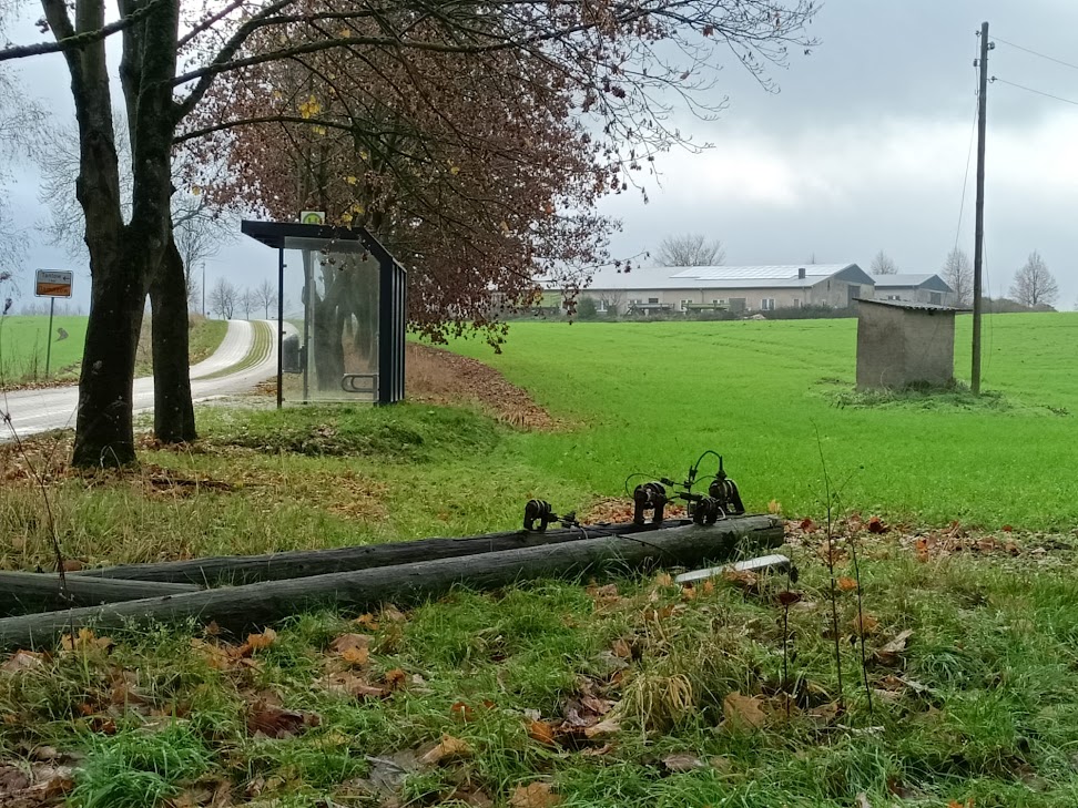 Damitzow ist ohne Straßenbeleuchtung, denn Masten wurden beschädigt. Die Gemeinde ist in der Beleuchtungspflicht. (Leserfoto)