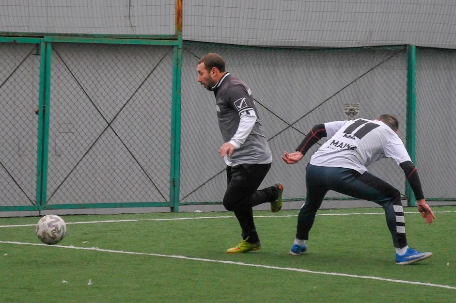 Group of people playing mini football Группа людей играющих в мини-футбол